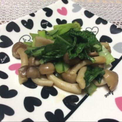 今朝の朝食に小松菜代用で作りました。お休みなのでガーリックを多めに入れてパワーアップ♡お天気が良いのでお洗濯がんばりまっす！ご馳走様〜(*^^*)v